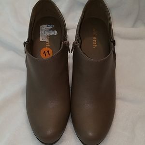 White Mountain Mt. Booties Sz 11 heeled